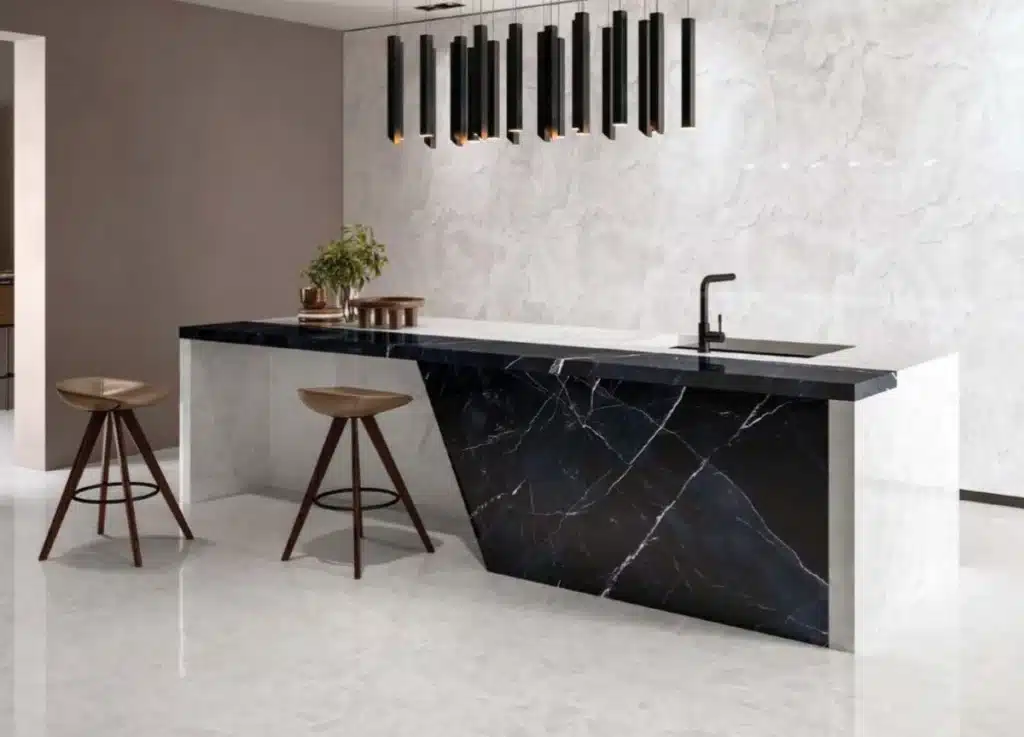 Décor d'une cuisine avec du marbre blanc